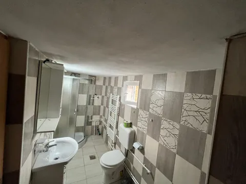 Baia cu cabină de duș și faianță cu model