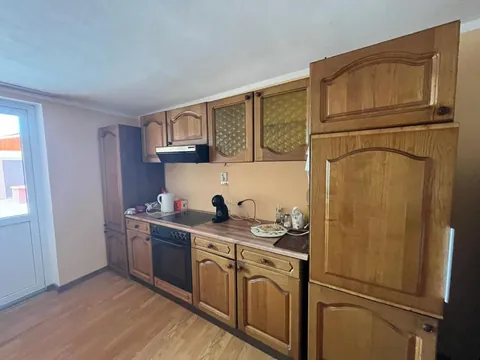 Bucătăria comună cu mobilier din lemn masiv