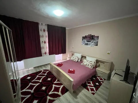 Cameră dublă cu draperii bordo și covor cu model
